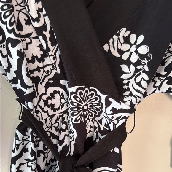 White Horse Black Market Elegant Black and White Women's Top - Picture 3 of 9